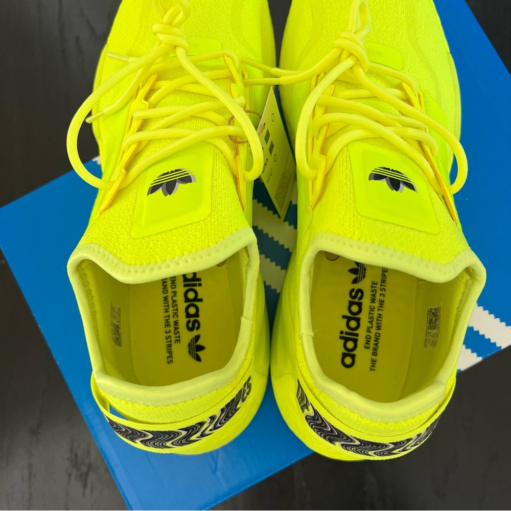 💙 NIB💙 ADIDAS NMD R1 V2 Solar Yellow - Picture 7 of 10